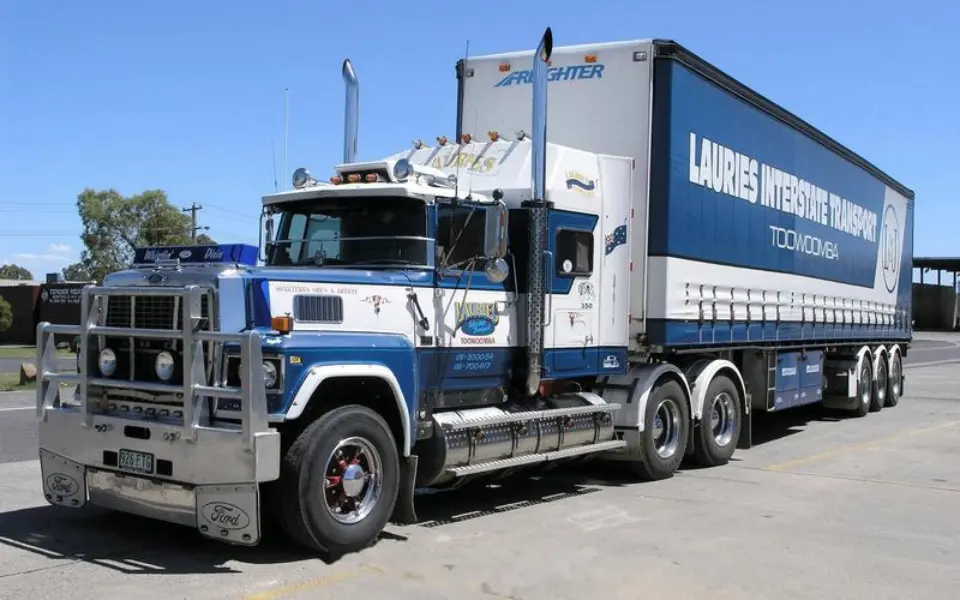 Γιατί τα φορτηγά εσωτερικού δεν κατευθύνουν τους σωλήνες εξάτμισης προς τα πάνω;